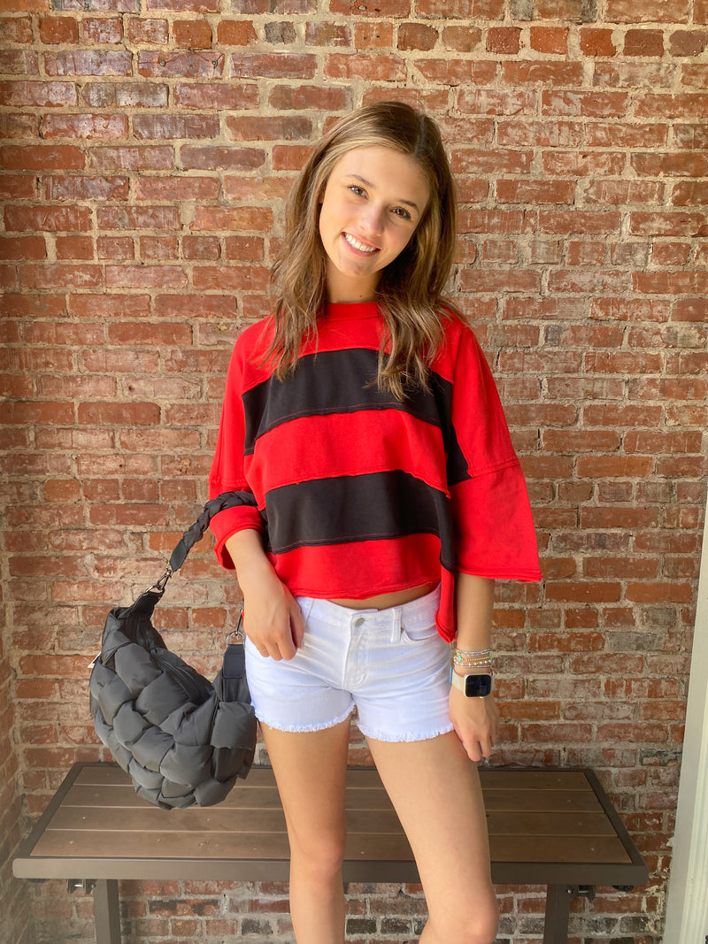 RED AND BLACK RAW EDGE DETAIL COLOR BLOCK CROP T-SHIRT
