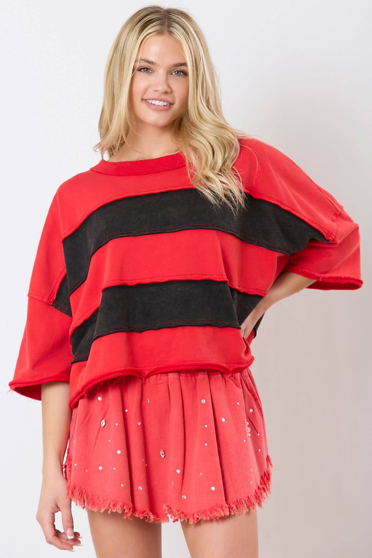 RED AND BLACK RAW EDGE DETAIL COLOR BLOCK CROP T-SHIRT | Peach Love California